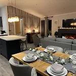 Hollicarrs - White Rose Lodge Riccall