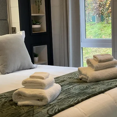 Lodge Hollicarrs - White Rose