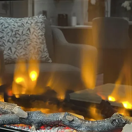 Hollicarrs - White Rose Hytte Riccall