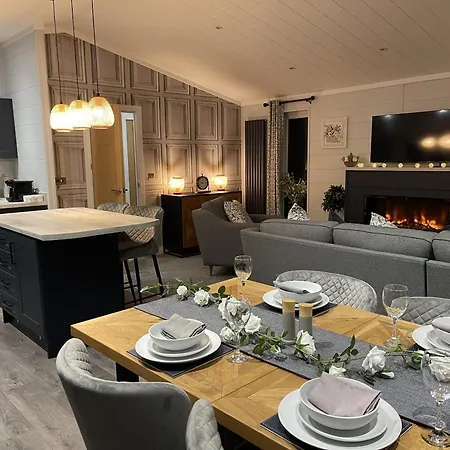 Hollicarrs - White Rose Hytte Riccall