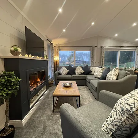 Hollicarrs - White Rose Hytte Riccall