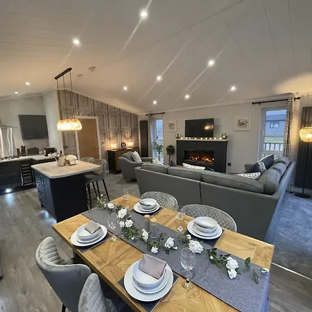 Hollicarrs - White Rose *